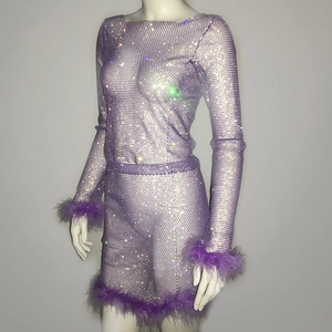 Detailansicht des lila Mesh-Outfits mit schimmernden Strasssteinen und Straußenfederbesatz