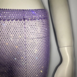 Gros plan détaillé d'une jupe en maille violette ornée de strass brillants de soirée