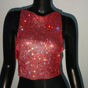 Détail du tissu en maille de strass rouges sur un haut court sexy sans manches