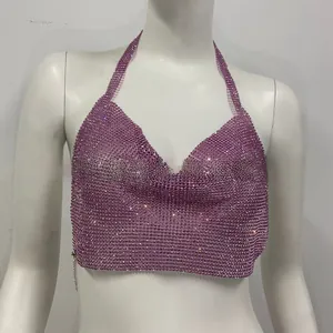Dettaglio del top a lupetto viola con strass scintillanti e maglia metallica da festa