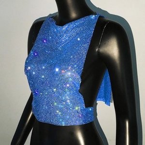 Détail d'un haut court en maille de strass bleus scintillants pour soirée sur un mannequin noir