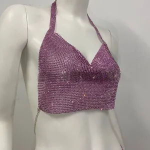 Dettaglio del top all'americana con strass rosa con trama a rete e catenina