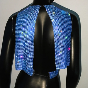 Détail du haut court en maille strass bleu roi avec pierres brillantes et dos chaîne