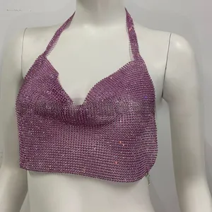 Dettaglio del top a fascia con strass rosa che mostra i cristalli scintillanti del collo a V