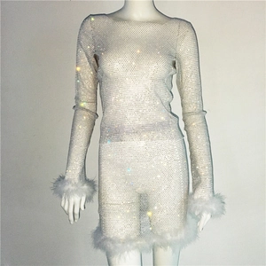 Detail aus Strass-Netzstoff mit Straußenfedern am weißen zweiteiligen Partykleid-Set