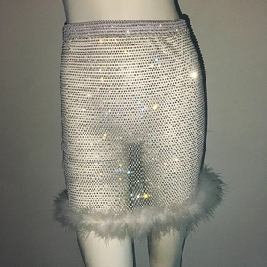 Vue détaillée d'une mini-jupe à strass scintillants avec bordure en plumes blanches