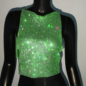 Détail d'un haut court vert lime orné de strass avec cristaux réfléchissants et résille