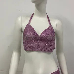 Dettaglio del top all'americana rosa con strass e maglia metallica scintillante