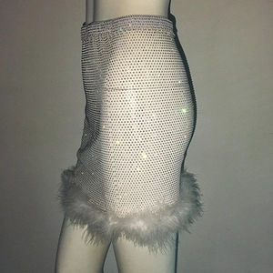 Vue détaillée des ornements en strass étincelants et de l'ourlet en plumes du jupon blanc