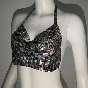 Dettaglio della trama in rete metallica con strass lucidi su un sexy top a cavezza