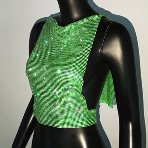 Détail du haut dos nu vert émeraude avec strass brillants et design à paillettes dos nu