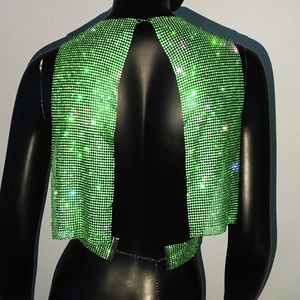 Détail du gilet en strass vert brillant avec chaîne métallique et fermeture à crochet