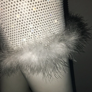 Gros plan détaillé d'une jupe de fête blanche avec strass brillants et bordure en plumes