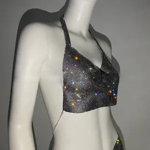 Dettaglio del top a fascia con strass colorati, maglia metallica e catene regolabili