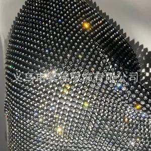 Dettaglio ravvicinato di strass scintillanti su rete nera per top da festa in discoteca