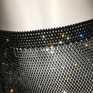 Détail de tissu en maille noire avec strass brillants pour jupes de soirée sexy