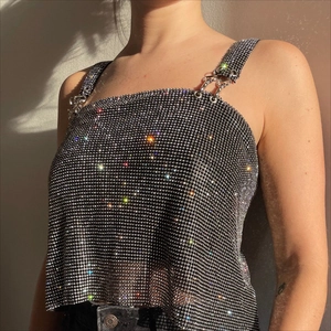 Débardeur sexy en strass argenté avec maille métallique étincelante et bretelles