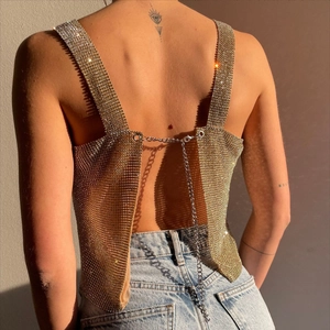 Haut court en maille de strass dorés avec dos nu et chaînes métalliques pour les fêtes