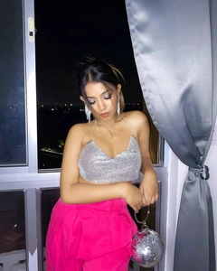 Detalle de top halter con diamantes de imitación plateados y malla metálica brillante