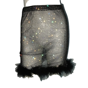 Jupe courte en résille noire avec strass brillants et bordure en plumes pour soirées