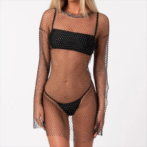 Gros plan d'une robe en résille noire avec strass scintillants pour la plage ou soirée