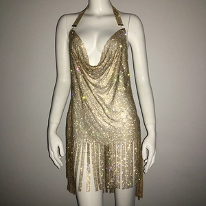 Détail de la robe licou à paillettes dorées avec texture de maille métallique