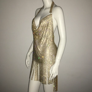 Détail de la robe licou dorée à strass avec décolleté en V profond et franges en métal