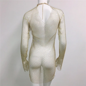 Détail de robe résille dorée à strass avec chaîne dos nu et fermoir mousqueton