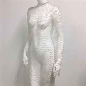 Détail de la robe de soirée en résille blanche à col haut et strass scintillants