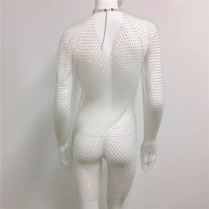 Détail de body résille à strass avec dos ouvert et fermeture à chaîne argentée