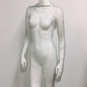 Détail du tissu en maille strass argentée sur la robe de soirée sexy à manches longues