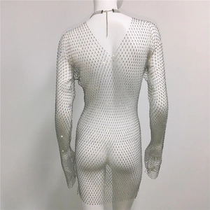 Détail de la robe en résille à dos en V profond ornée de strass argentés