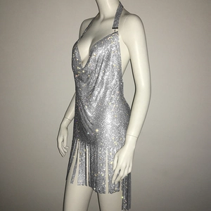 Détail de la robe dos nu à paillettes argentées avec décolleté en V et franges métalliques