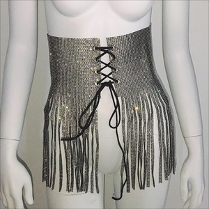 Vue détaillée d'un corset en strass argenté avec laçage noir et longues chaînes à franges