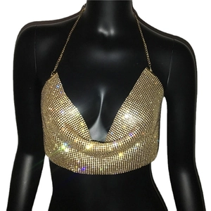 Sexy gouden lovertjes haltertop met diepe V-hals en metalen ketting voor muziekfestivals