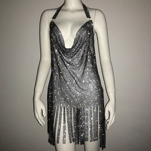 Détails de la robe à franges en strass argentés avec cristaux brillants et décolleté licou