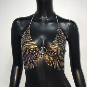 Dettaglio del top a canotta con strass colorati e catena per il corpo con cristalli