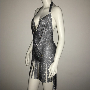 Détails de la robe pailletée argentée avec franges scintillantes et col licou sexy