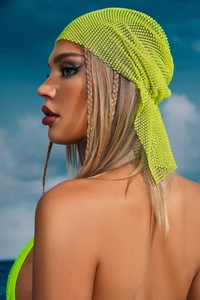 Détail du foulard résille vert fluo avec strass porté par un mannequin dehors