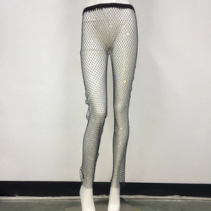 Dettaglio di pantaloni a rete elasticizzati con strass brillanti e vita larga