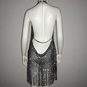 Détails des franges en strass brillants et maille métallique sur une robe licou sexy