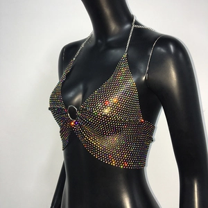 Dettaglio del reggiseno con strass con cristalli AB e connettore centrale in anello d'argento