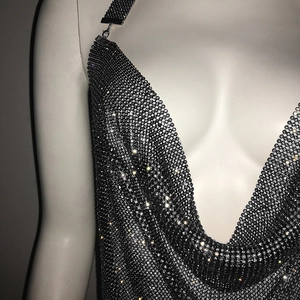 Gros plan détaillé du tissu en cotte de mailles brillante avec strass sur une robe argent noir