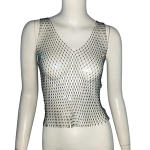 Haut résille argenté avec strass et col en V pour tenues de fête et festivals stylés