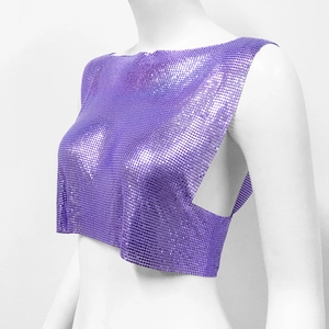 Vue latérale détaillée du top à paillettes métalliques violettes avec coupe latérale