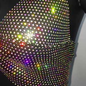 Dettaglio ravvicinato di strass AB scintillanti su un top bikini a rete nero