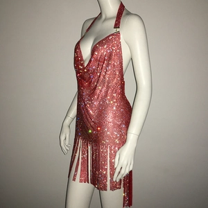 Détail de la robe licou sexy en strass avec col bénitier rose et ourlet à franges fines