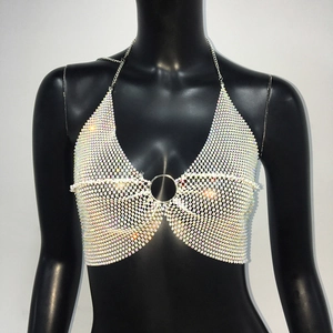 Dettaglio top a rete con strass aurora e anello in metallo per un look sensuale