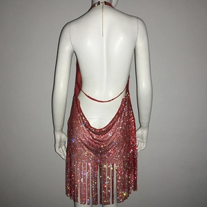 Détail de la robe rose gold à paillettes et pampilles avec strass brillants