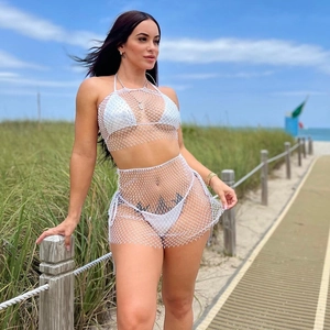Detail der weißen Netz-Strandkleidung mit Pailletten und Minirock mit Kordelzug für Damen
